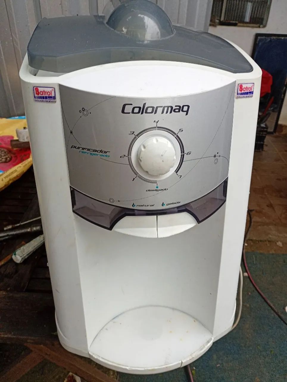 Bebedouro frio e gelado.