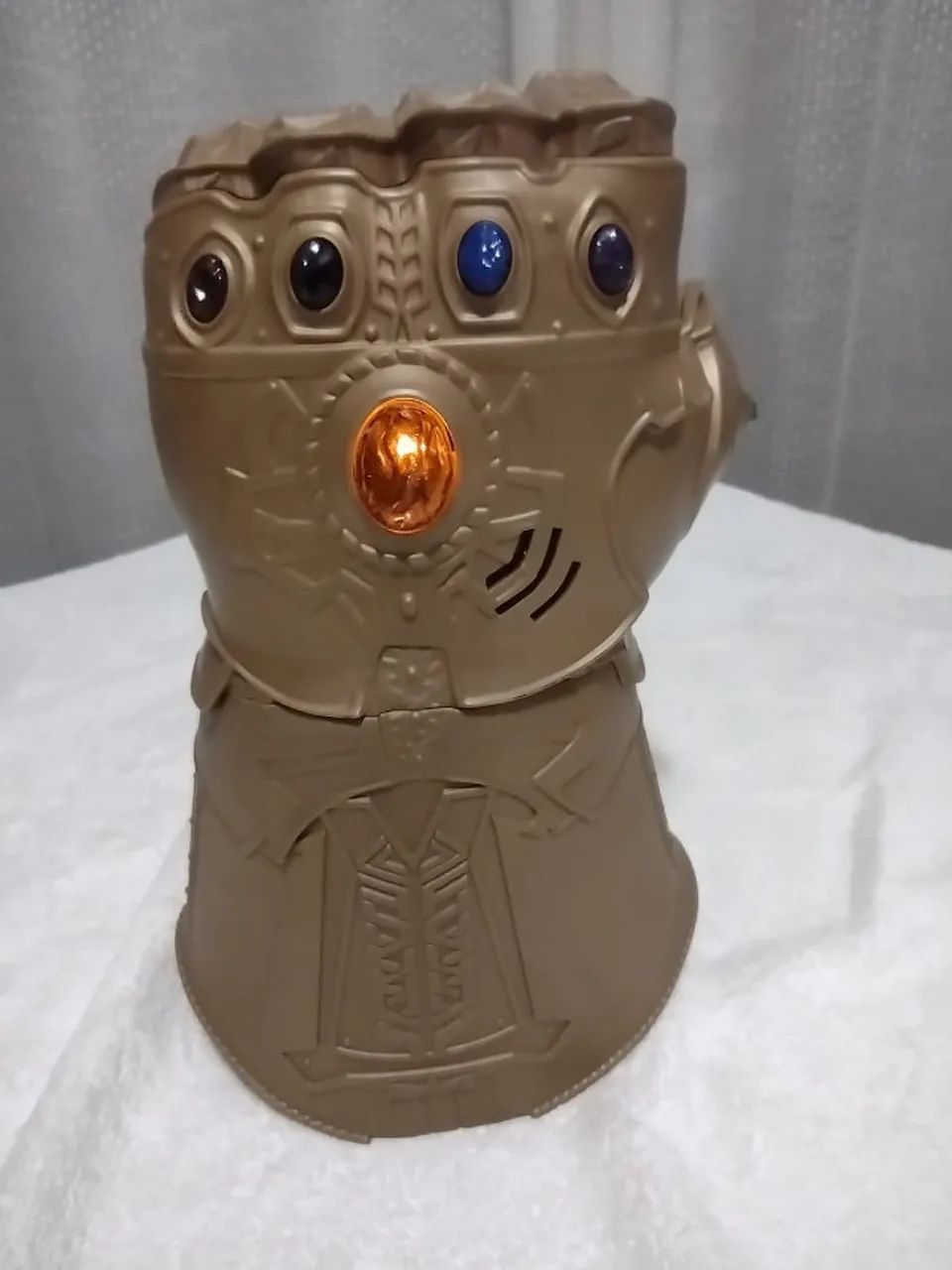 Luva do Thanos Marvel Hasbro com Luz - Colecionável