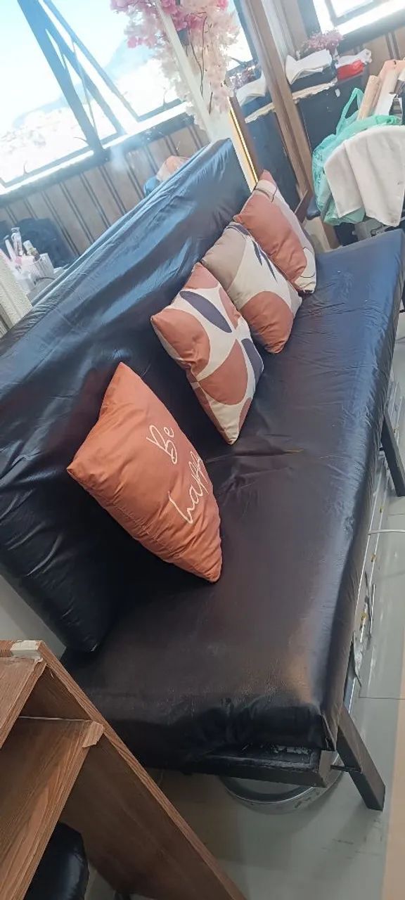Vendo 2 mesas de manicure e 1 banco - Foto 2