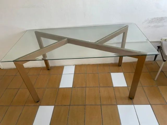 Mesa de Jantar em perfeito estado de vidro e metal - Foto 3