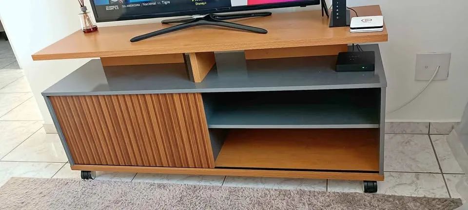 Rack para TV com Rodinhas e Porta de Correr