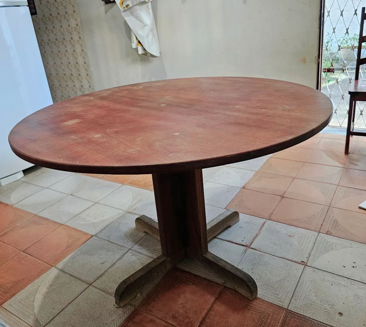 Mesa redonda de madeira.