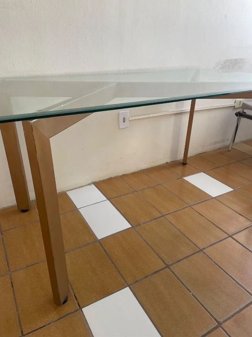 Mesa de Jantar em perfeito estado de vidro e metal - Foto 2
