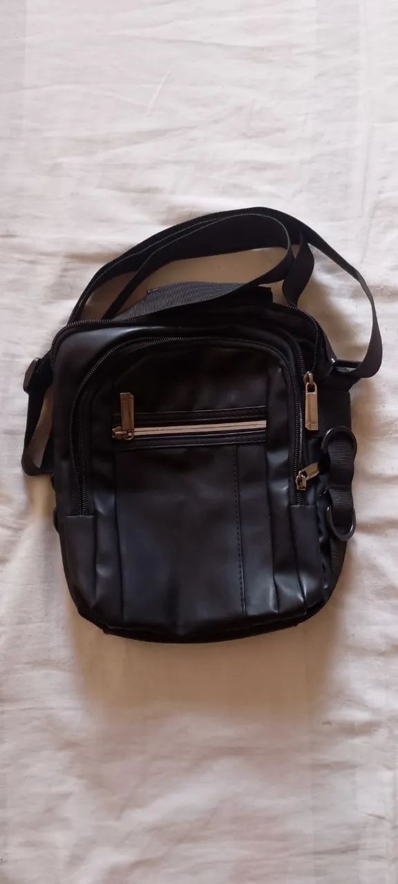 Bolsa transversal preta com alça
