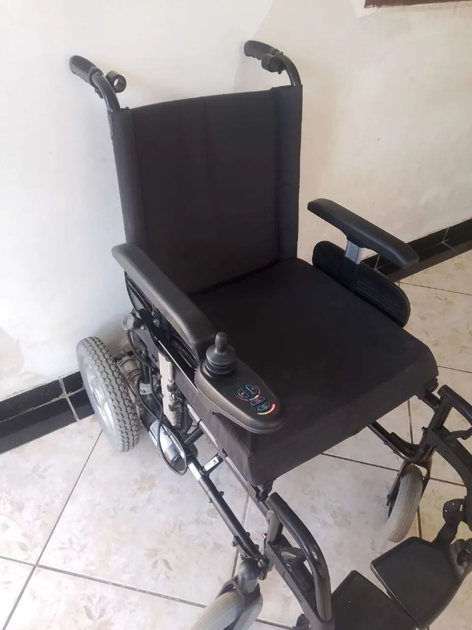 Vendo Cadeira de Rodas Motorizada - Foto 5