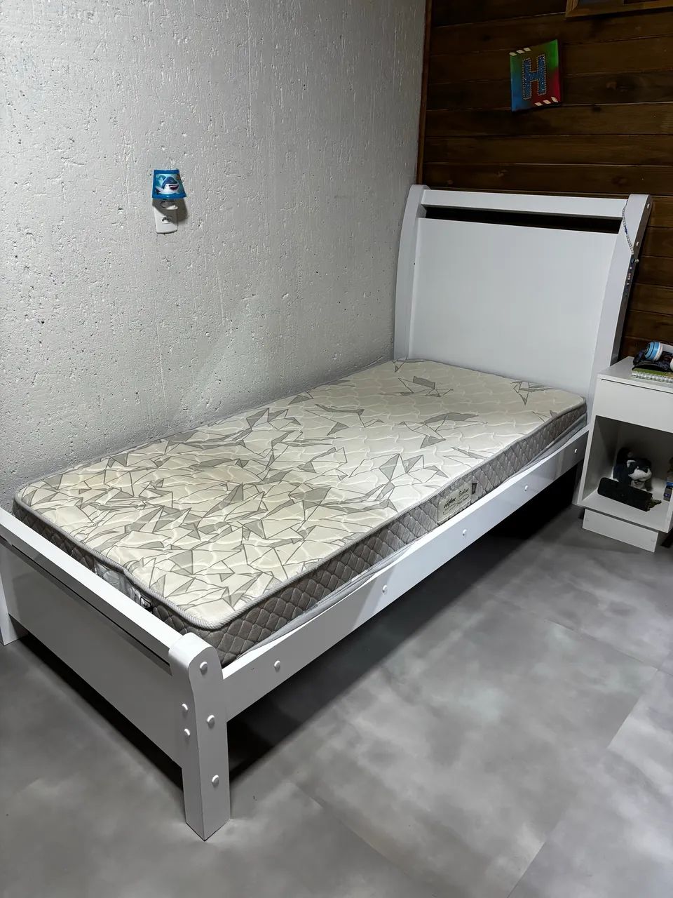 Vendo duas Camas Solteiro com colchão  - Foto 2