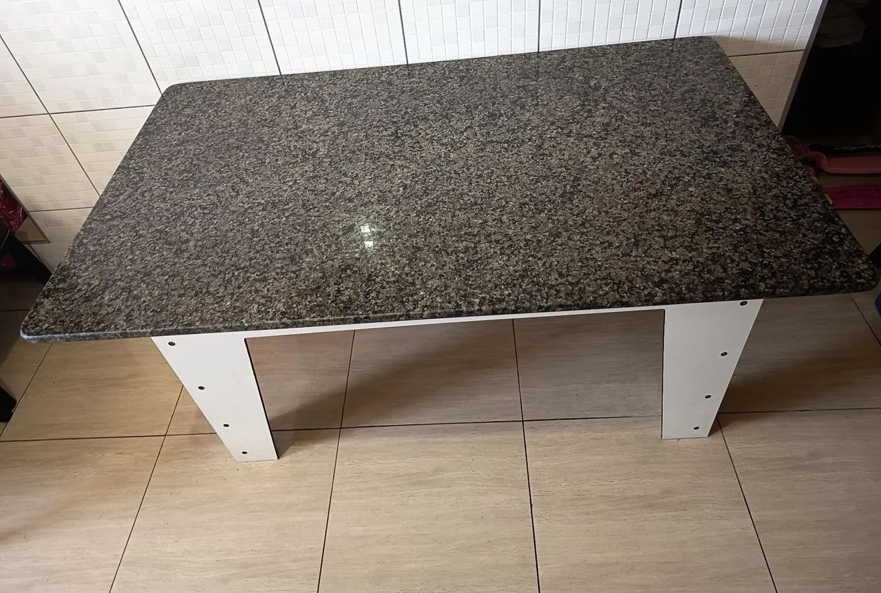 Mesa com tampa de mármore 