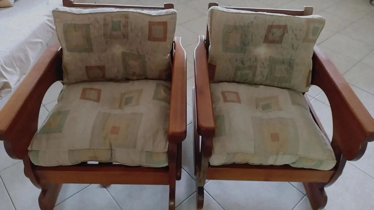 Vendo poltronas de madeira maciça  - Foto 4