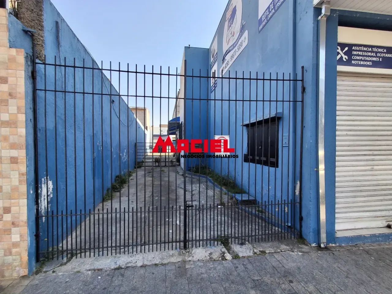 Prédio comercial no centro da cidade, salão com portas de aço com edicula nos fundos, mais - Foto 2