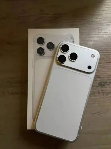 iPhone 17 pro Max silver impecável - Foto 2