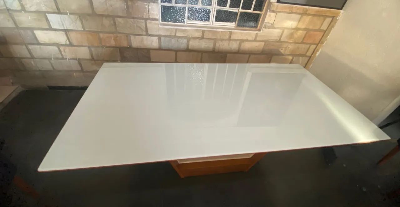Mesa semi nova de vidro com oito cadeiras. - Foto 2