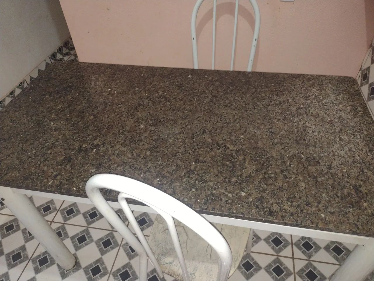 Mesa com tampo de granito 