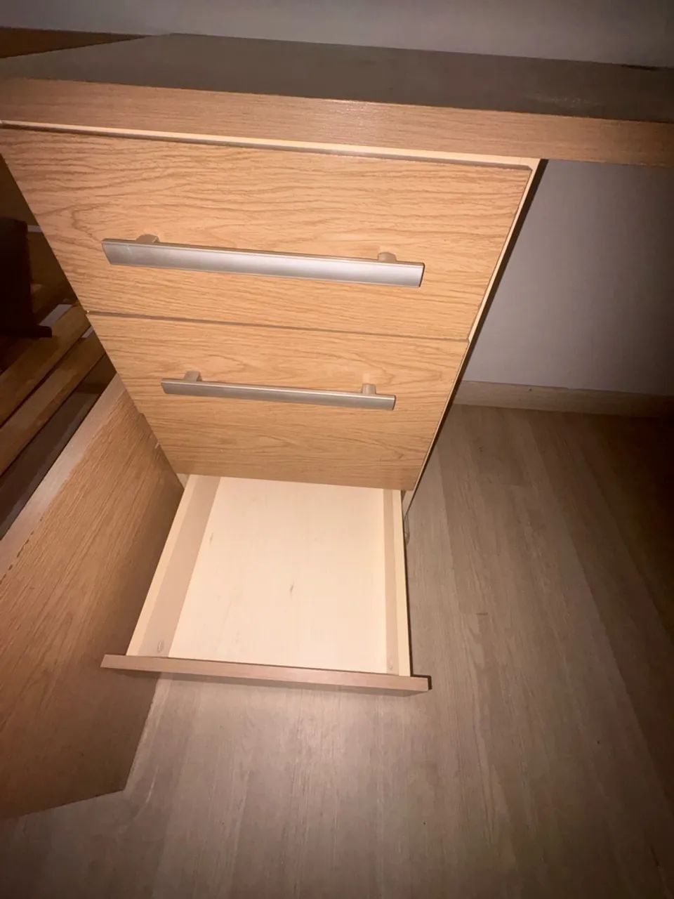 Bancada em L planejada em tom amadeirado com gaveteiro embutido - Foto 3