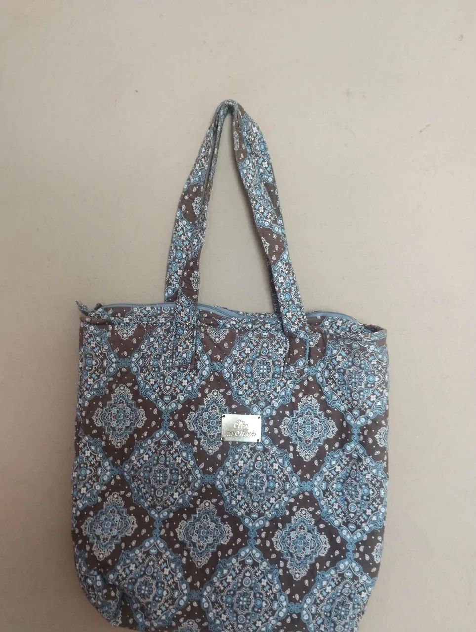 Bolsa Ecobag com padrão arabesco, zíper e bolsos internos. EM PERFEITO ESTADO.