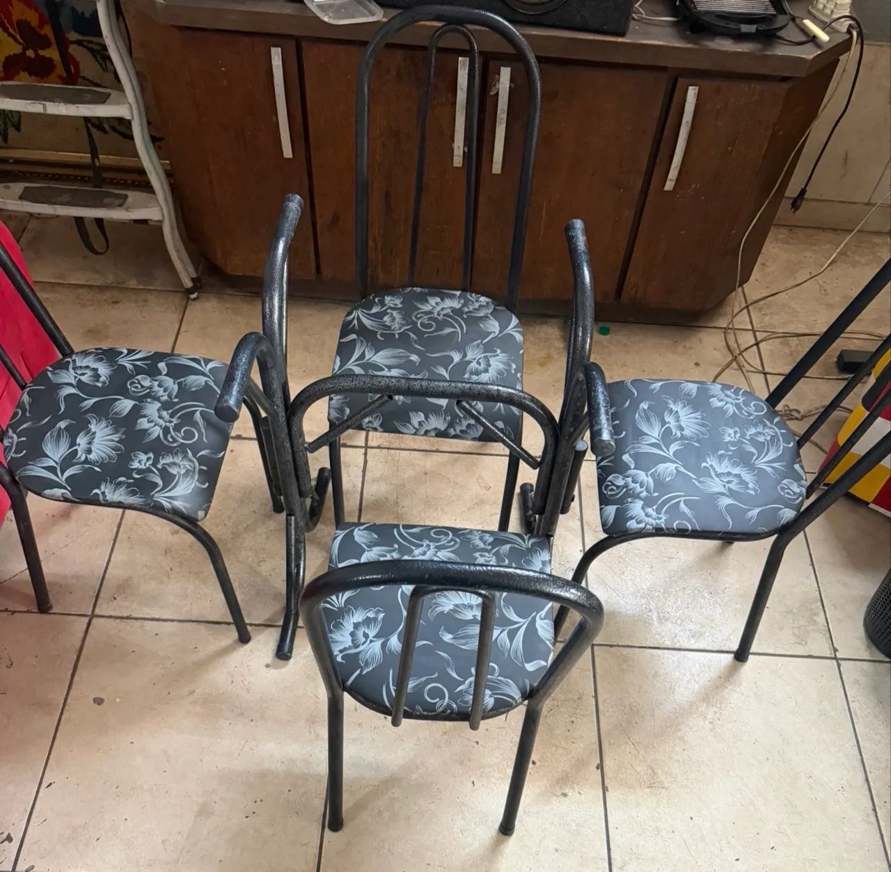 Jogo de mesa com 4 cadeiras tampo de pedra usada barata  - Foto 2