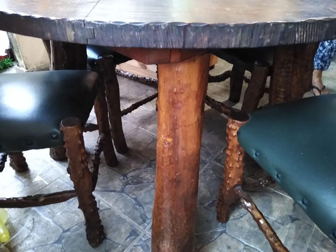 Mesa rustica (madeira, jabuticabeira) 6 cadeiras estofadas ,2 banquetas - Foto 5