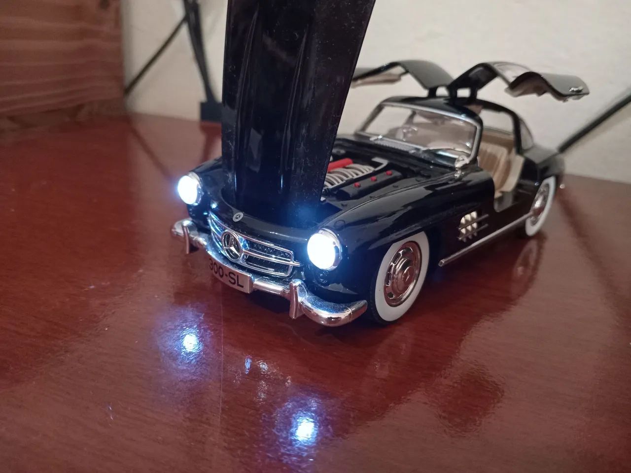 Miniatura mercedes sl 300 - peça de coleção - Foto 5