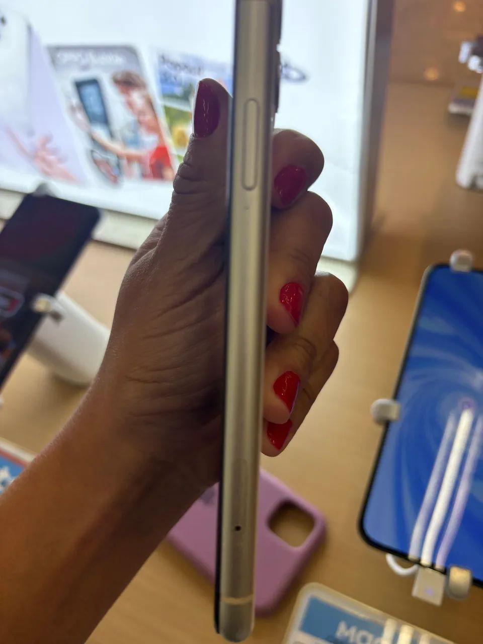 IPhone 11 sem arranhão tudo no ok  - Foto 3