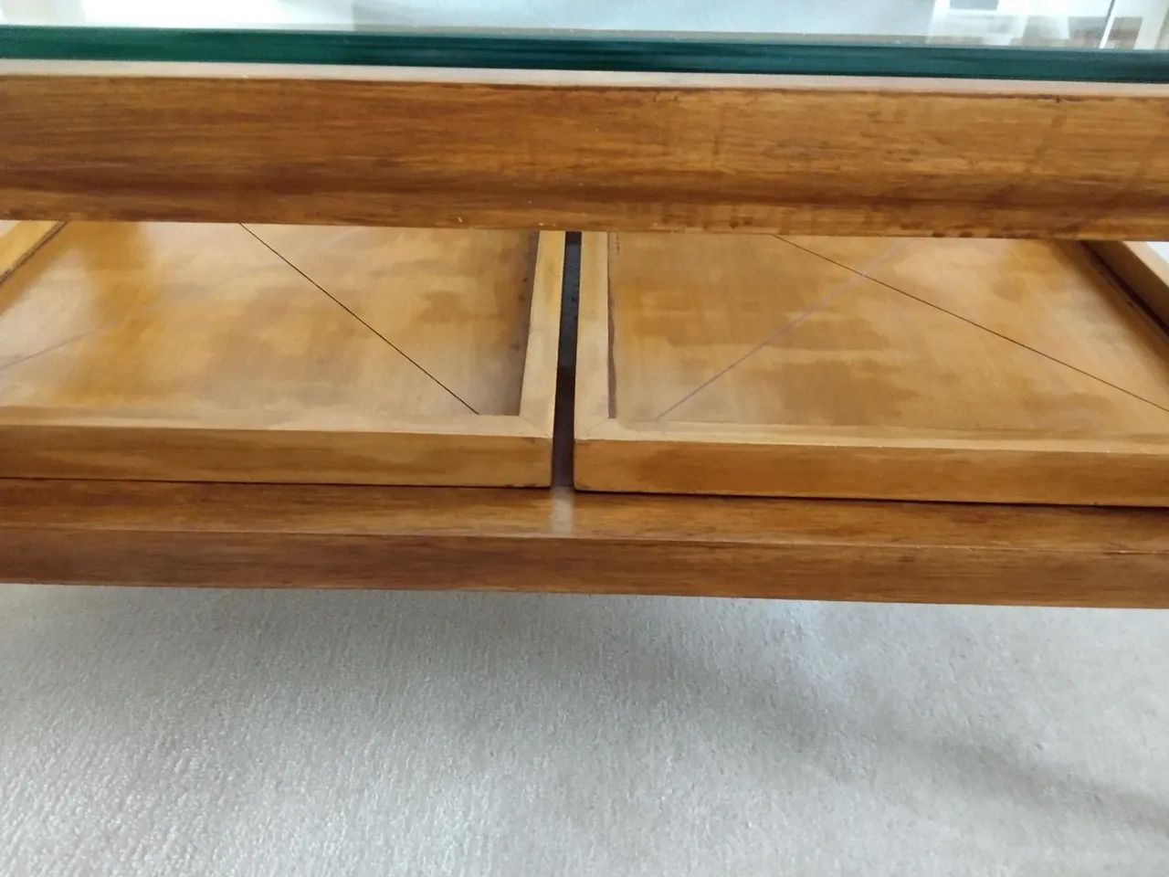 Mesa centro madeira maciça e vidro ótimo estado . - Foto 2