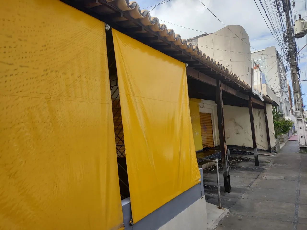 Toldos tamanhos variados. 