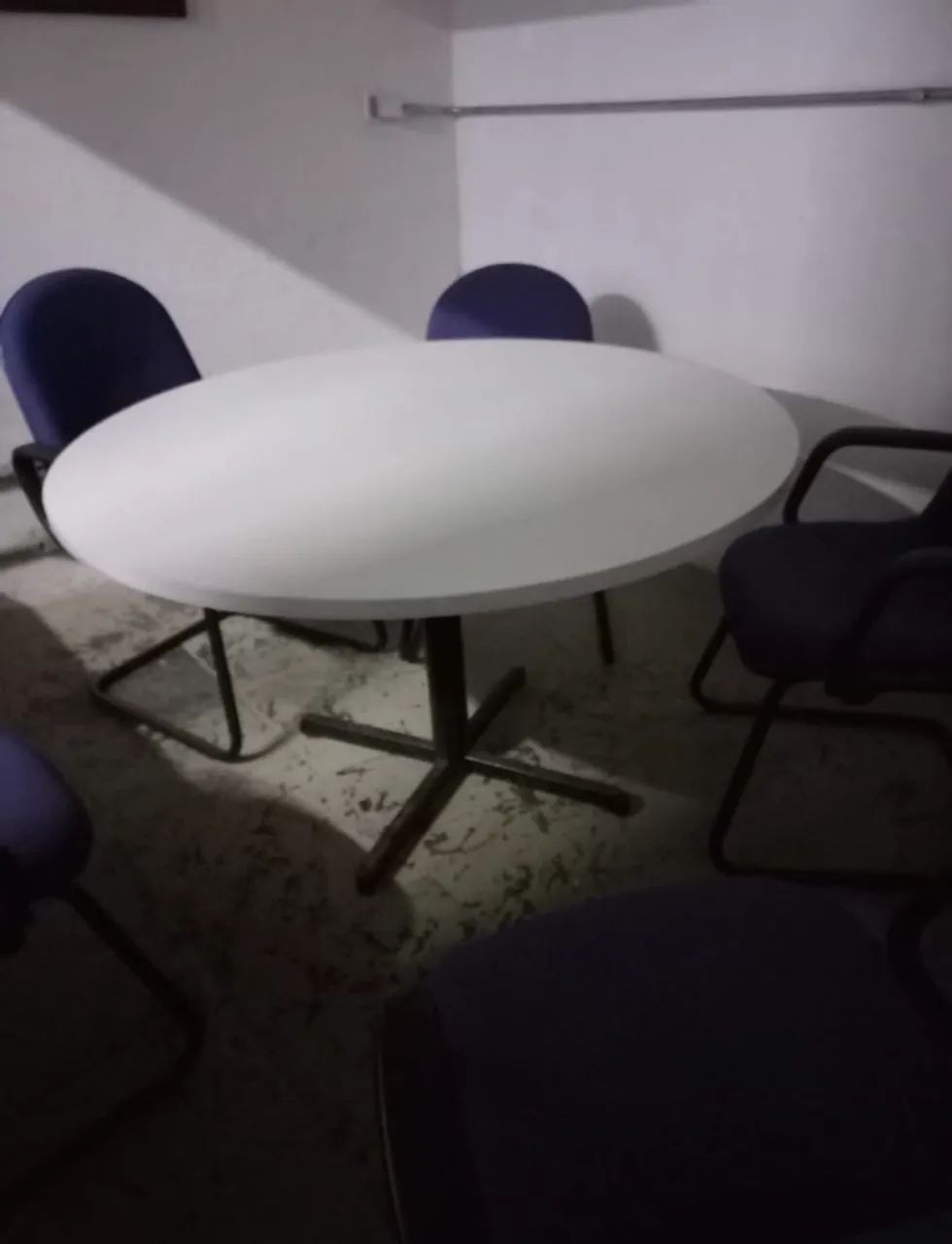 Mesa com 5 cadeiras escritório - Foto 2