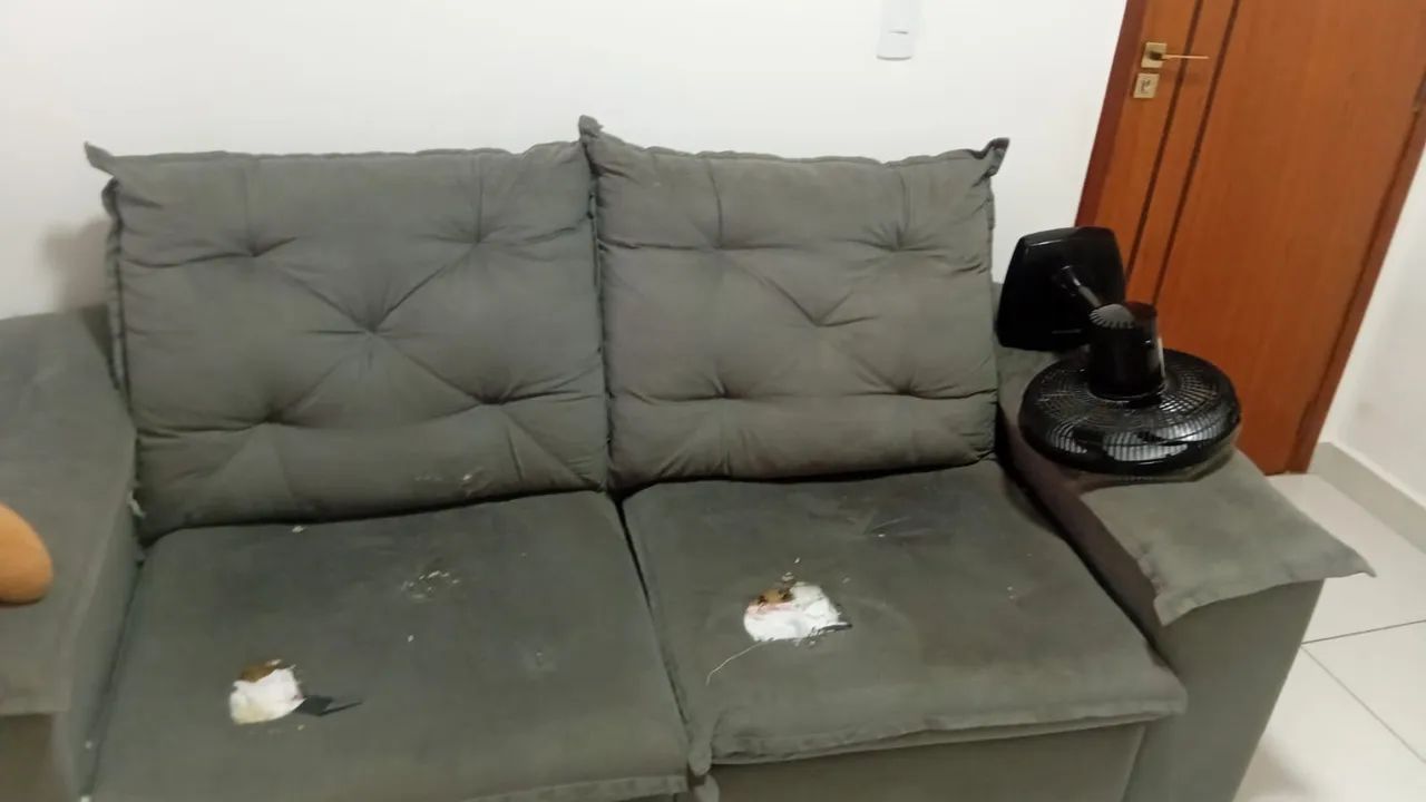 Sofá três lugares 