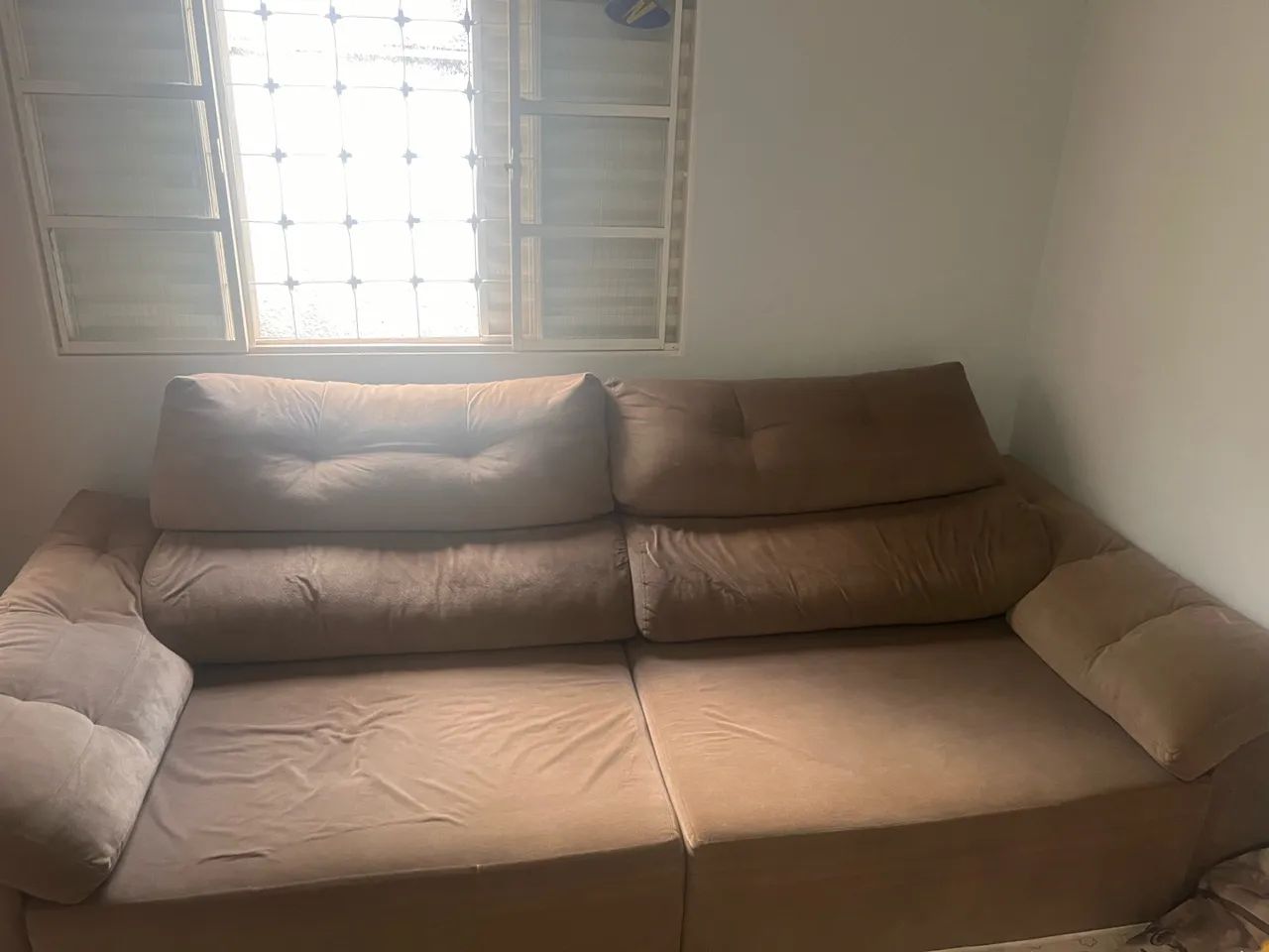 Só hoje - Sofá 2 lugares marrom (assento do lado esquerdo quebrado) 2,40m - Foto 4