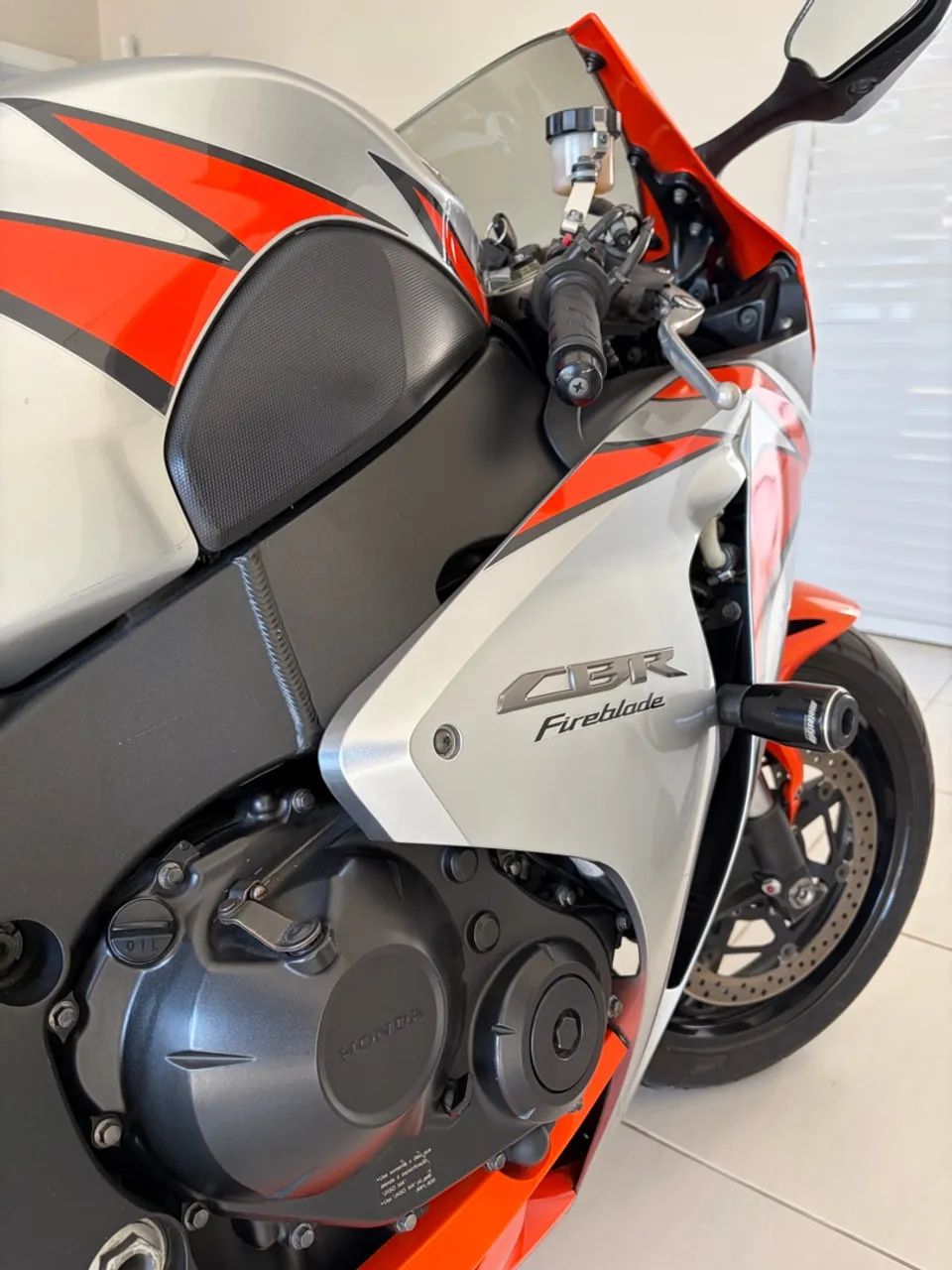 CBR 1000RR FireBlade 2010 - super conservada - Foto 2