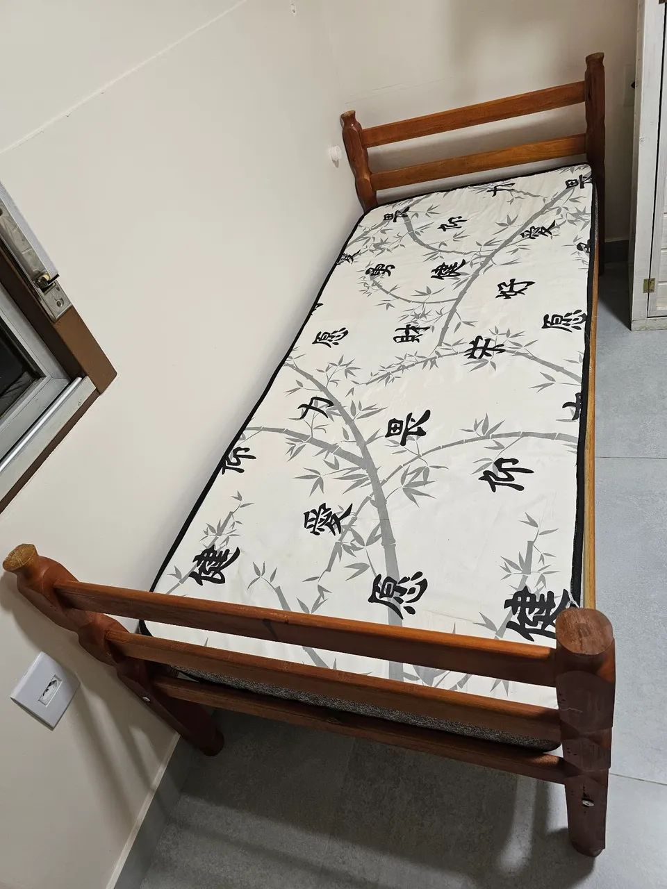 Cama de solteiro em madeira e colchão  - Foto 3