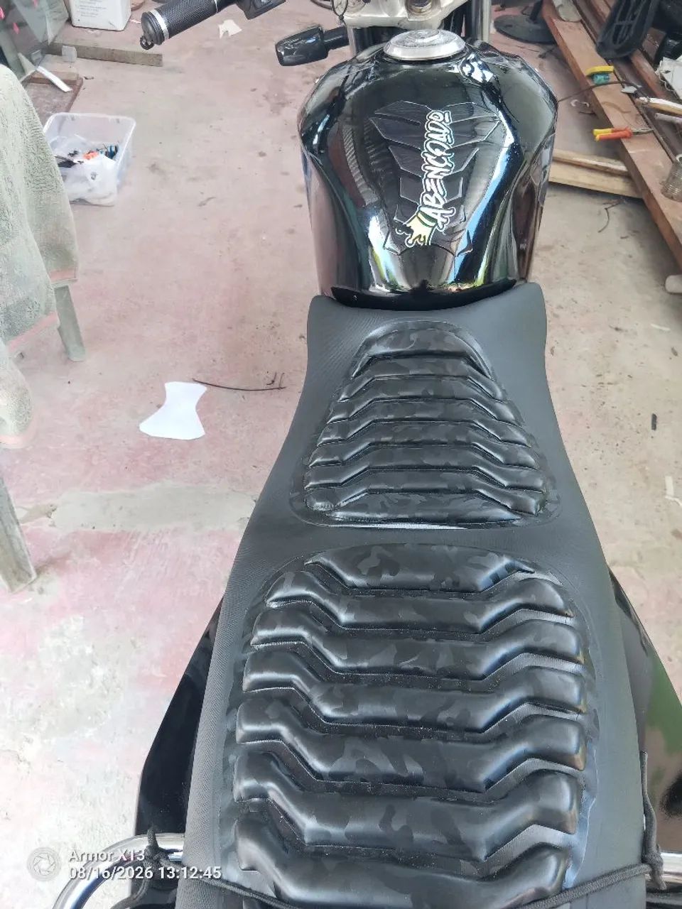 Moto preta e dourada 250cc - Foto 3