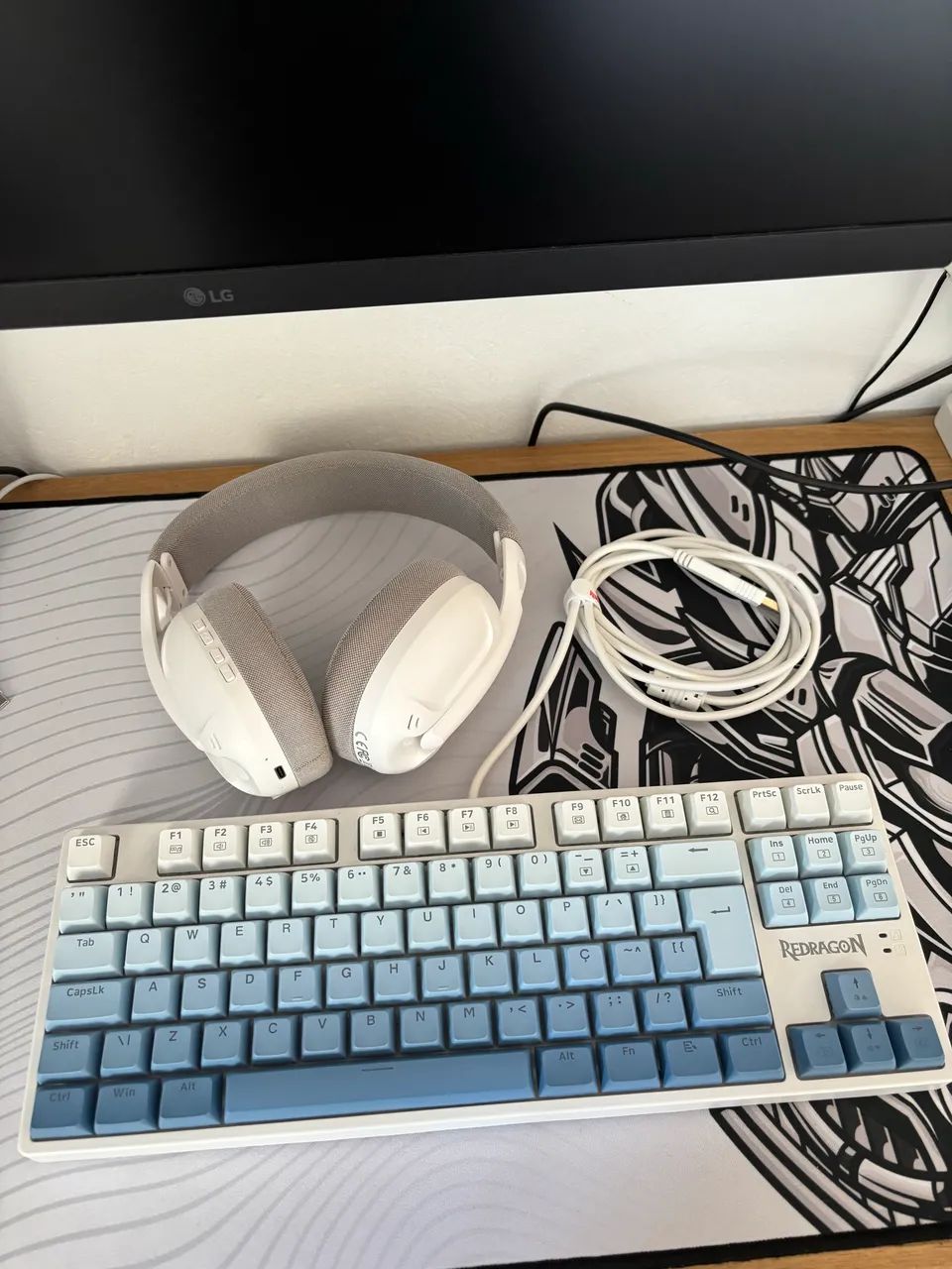 Teclado Mecânico Redragon + Headset Attack Shark Branco