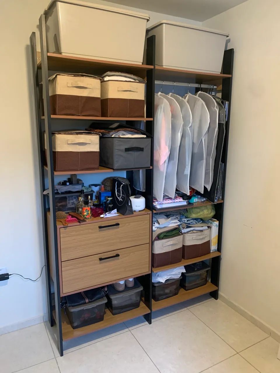Guarda roupa aberto e conservado - Foto 2