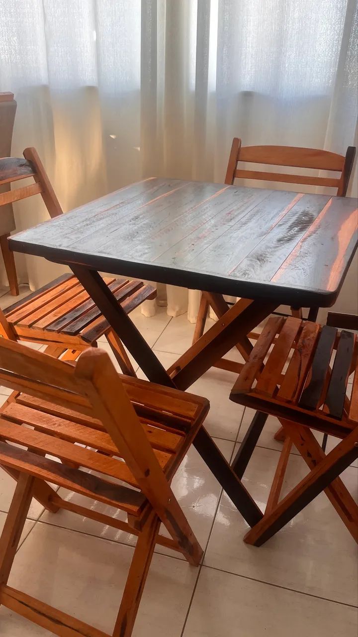Conjunto mesa e cadeiras