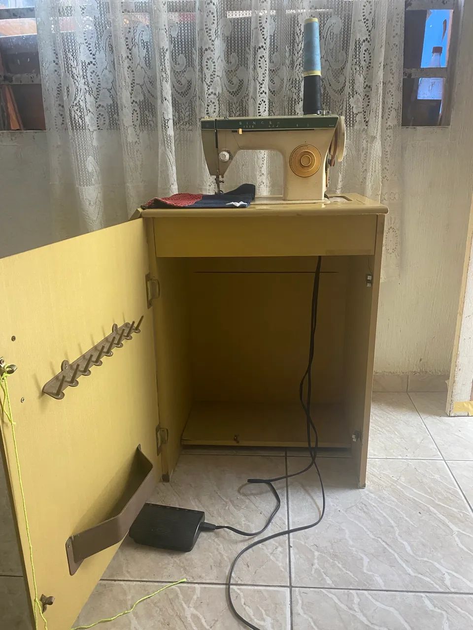 Máquina de costura com gabinete  - Foto 2