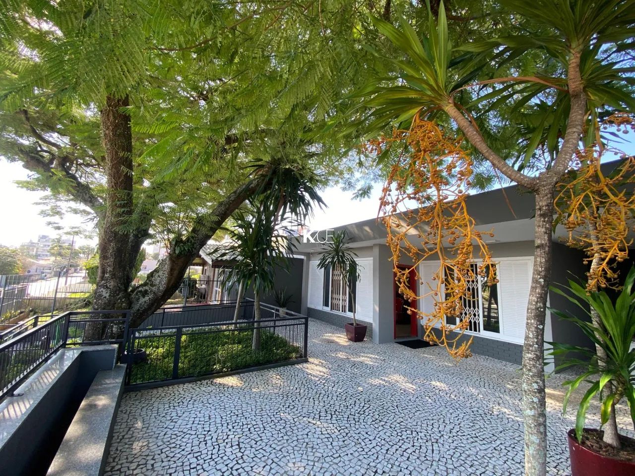 Casa adaptada para uso comercial, com excelente estrutura e área de lazer completa! - Foto 2