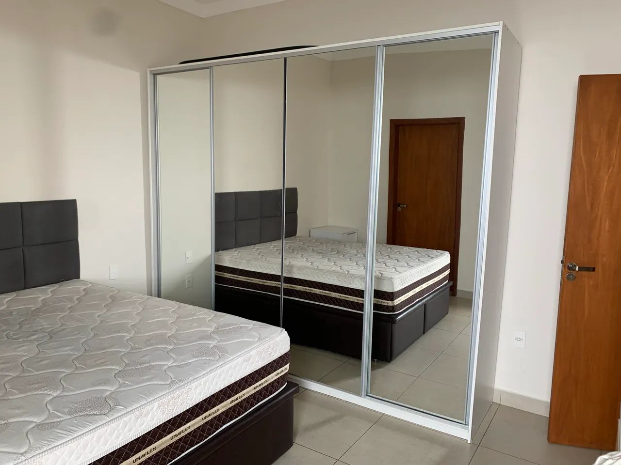 Guarda Roupa Casal Branco com Espelhos