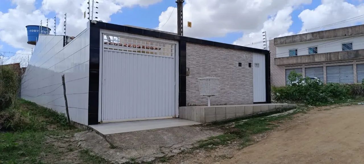 VENDO LINDA CASA COM 3 QUARTOS NA CIDADE DE LIMOEIRO / PE