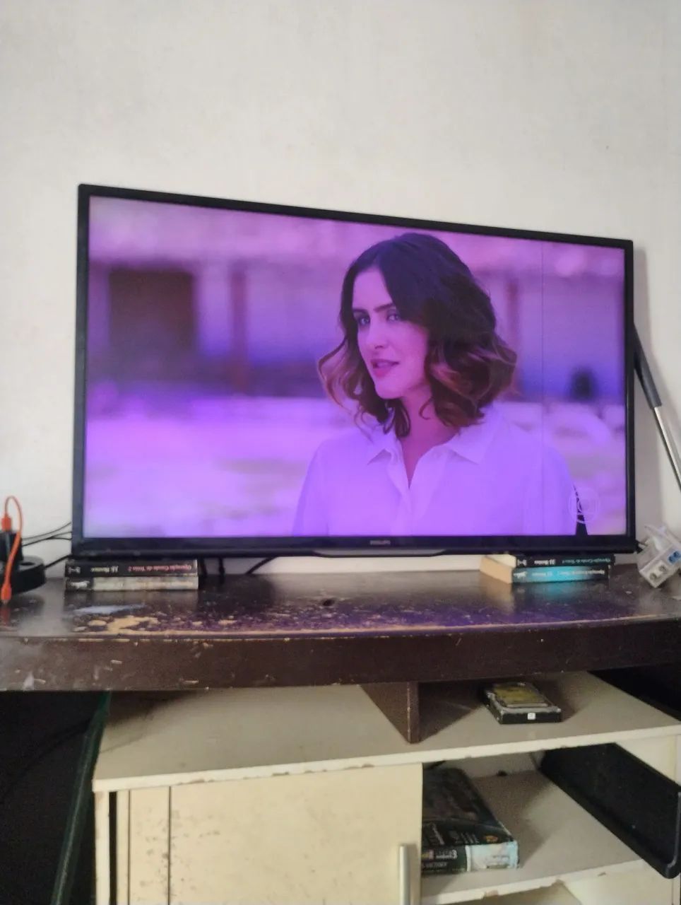 Vendo tv Philips 46 polegadas. Não e smart tem uma listra fininha no canto