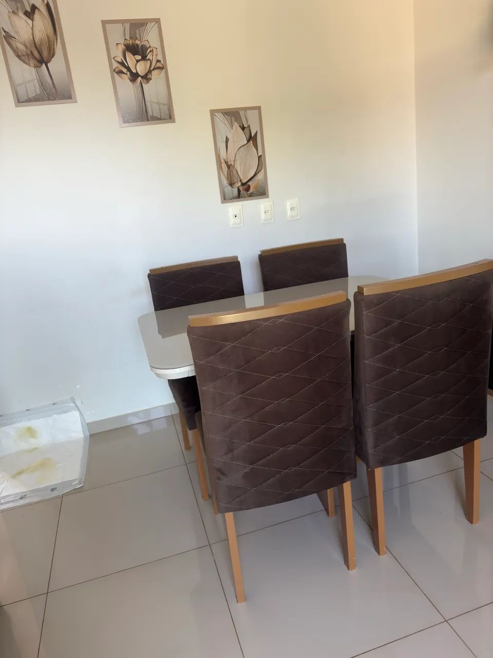 Vendo Mesa de jantar 4 lugares retangular, com tampo de vidro off/white