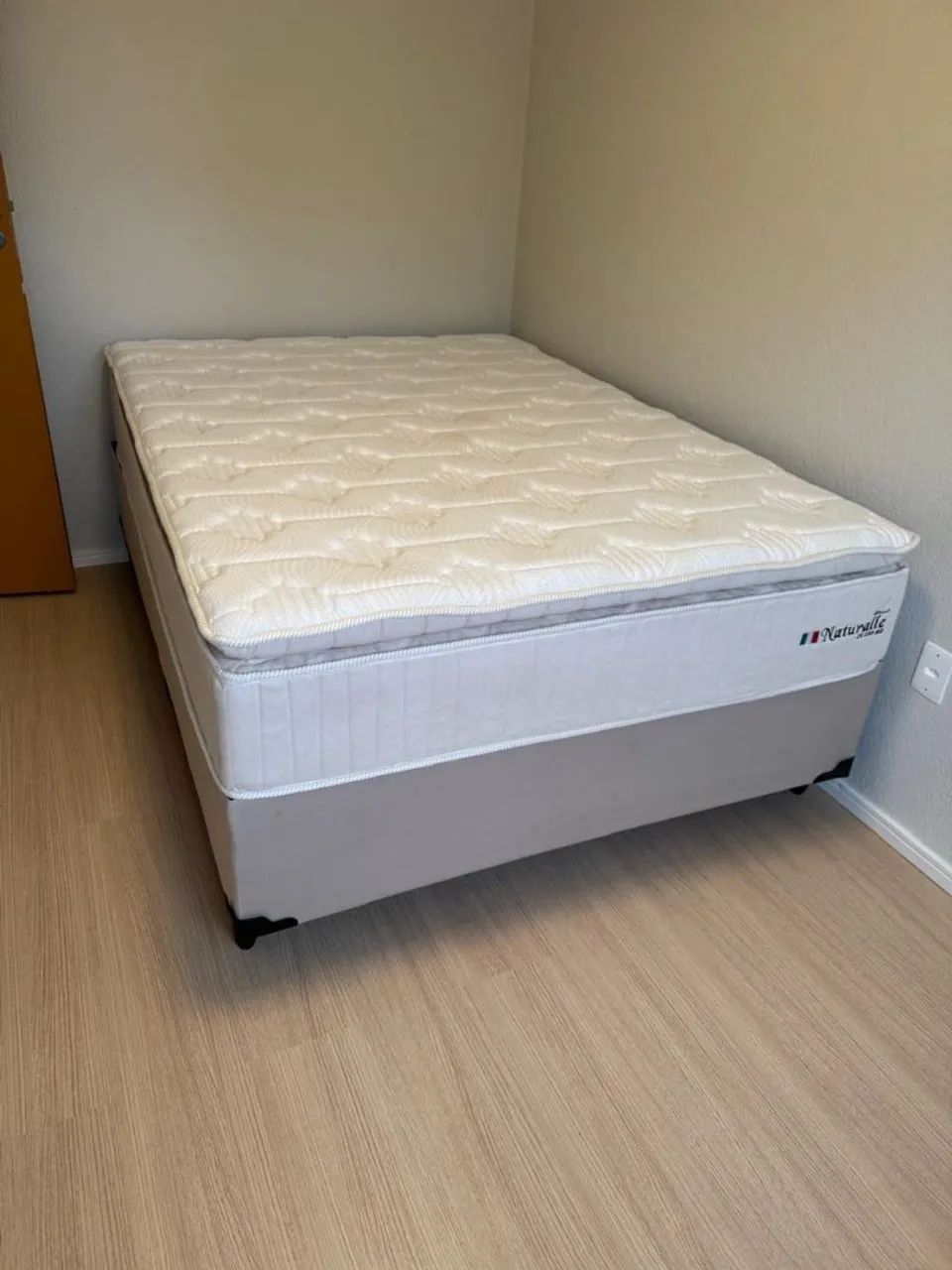 Vendo cama box, solteiro, nunca usada, novinha.