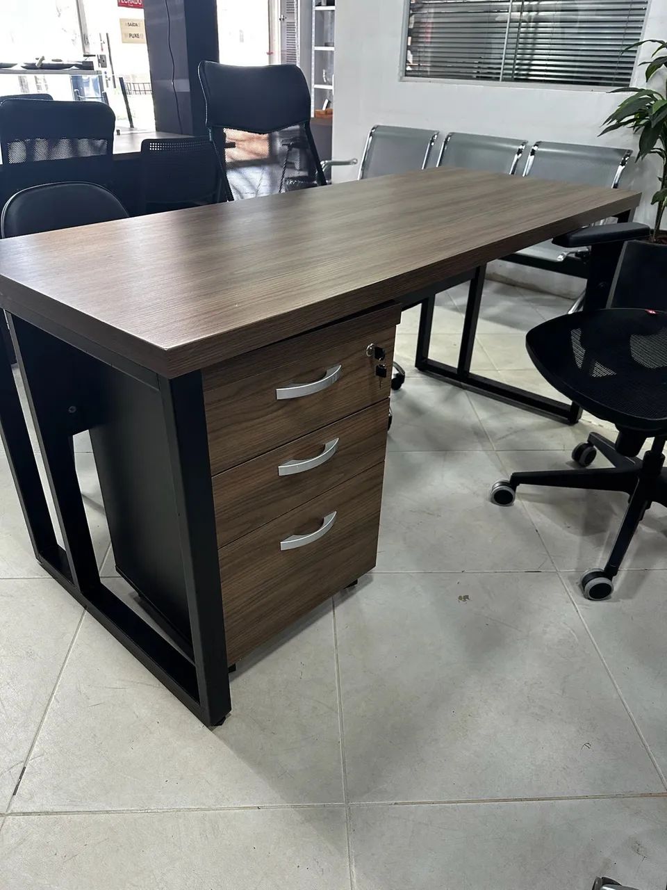 MESA DE ESCRITORIO COM GAVETEIRO LOJA IKONOFFICE  - Foto 3