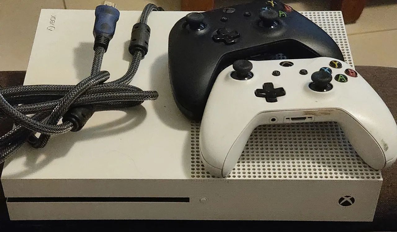 Xbox One S + 2 Xbox Wireless Controller + jogo original 