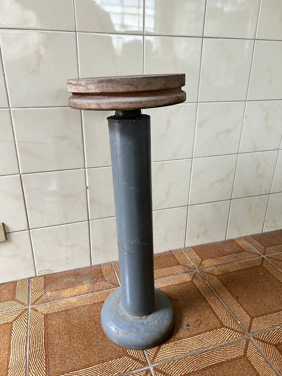 Banqueta antiga giratória ou roda de oleiro? Muito pesada