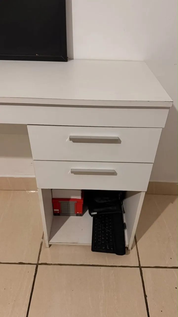 Escrivaninha branca com 2 gavetas  - Foto 2