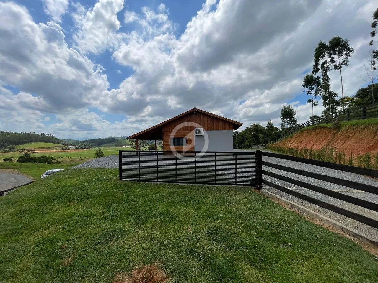 Linda chácara com lagoa com casa Mobiliada! - Foto 4