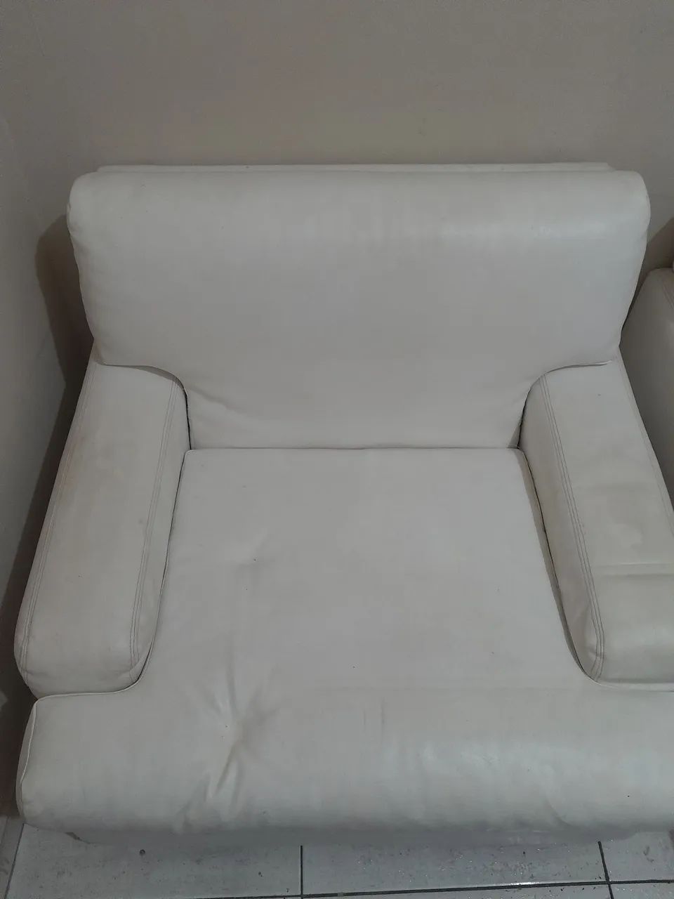 Sofá de couro semi novo