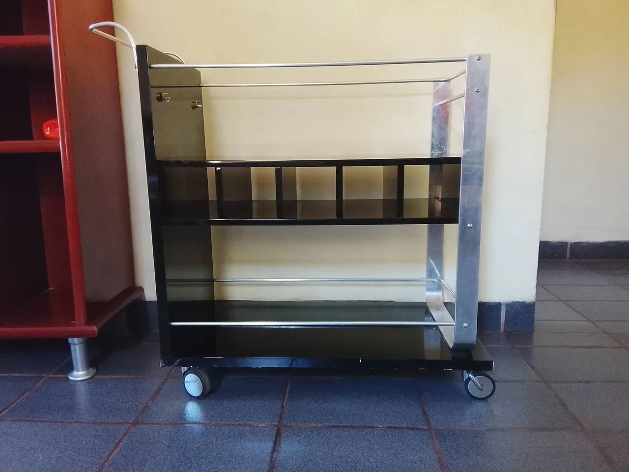 Balcão expositor comercial com rodinhas