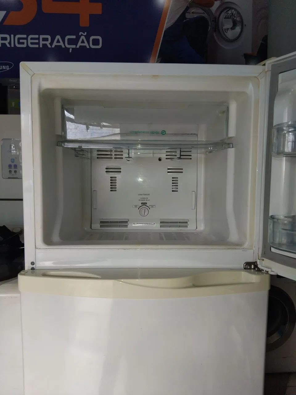 Vende se geladeira semi nova 
