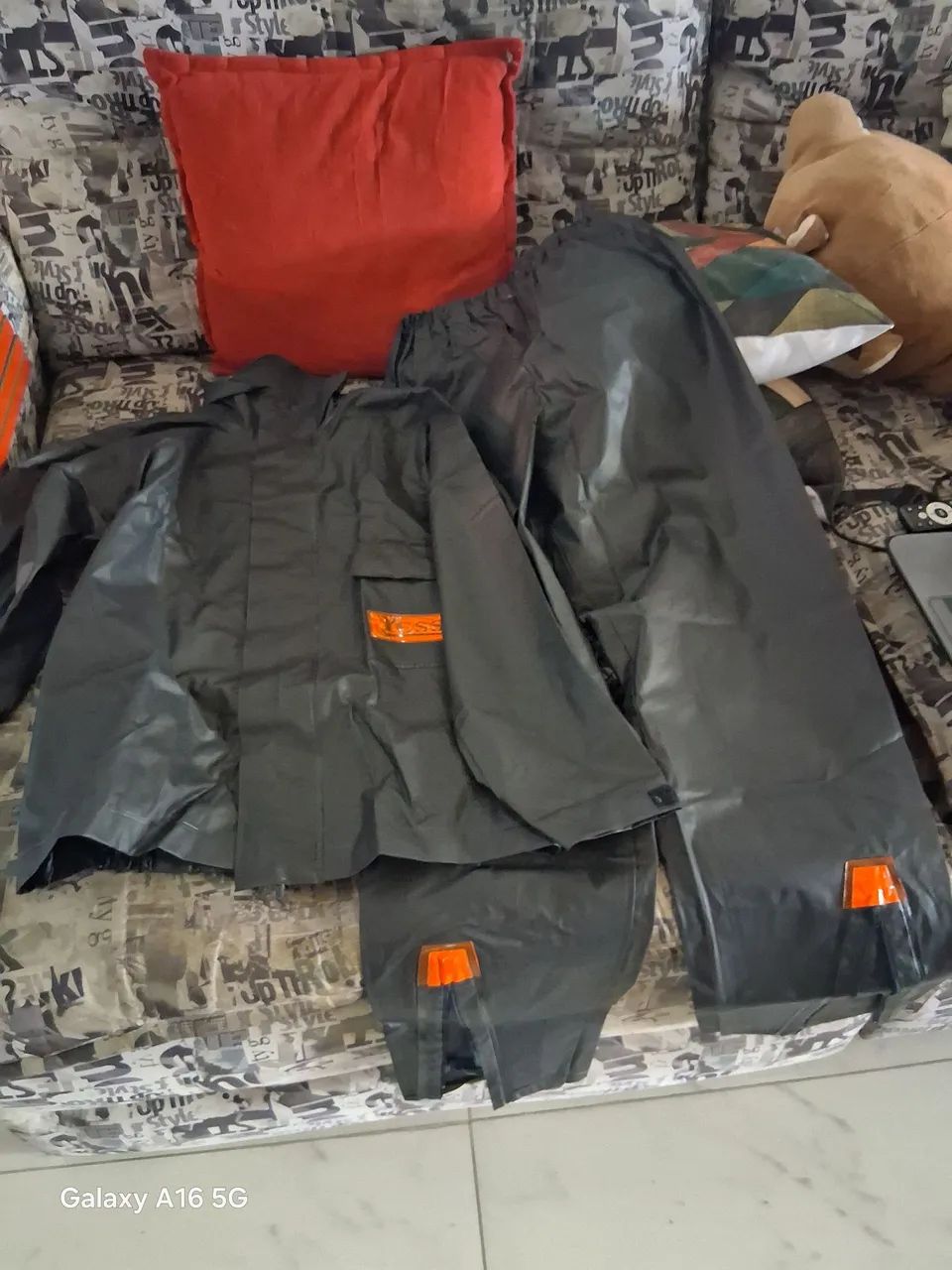 VENDO UMA CAPA CHUVA NOVA, TAMANHO M PRETO