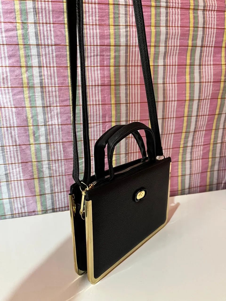 Bolsa Transversal Preta com Detalhes Dourados - Foto 3